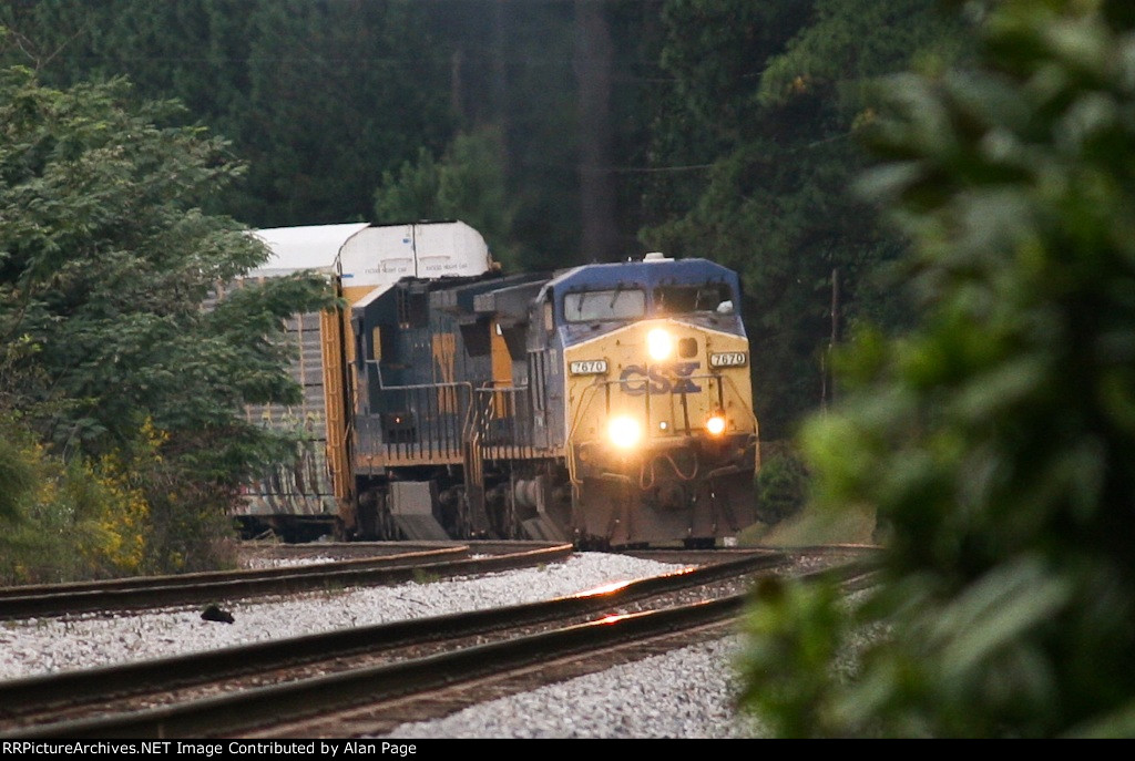 CSX C40-8Ws 7670 and 7618 round the curve